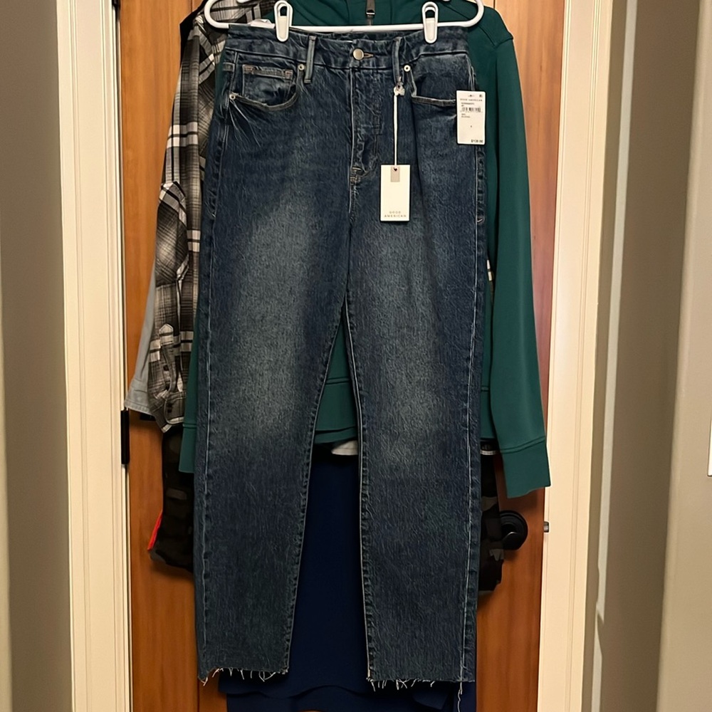 Good American skinny ish Hi Rise gap proof waist. Made to make legs look longer